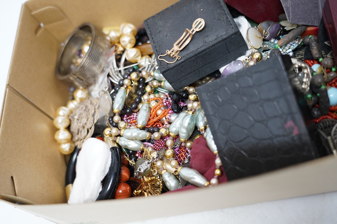A 14k and nephrite set clip and a quantity of assorted mainly costume jewellery, including malachite necklace and others, earrings, rings, watches, etc. Condition - poor to fair